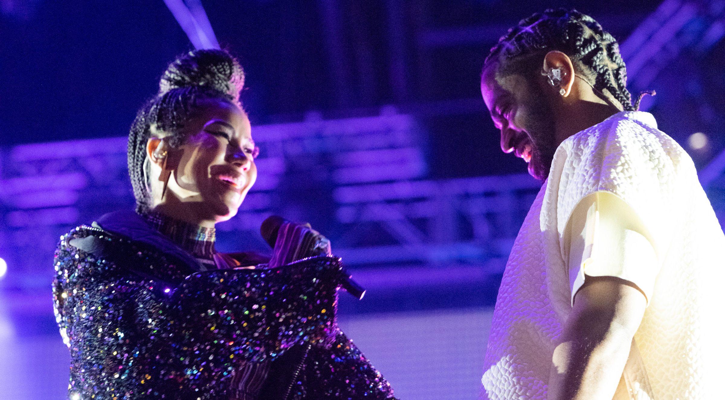 jhene aiko and big sean perform in the sahara