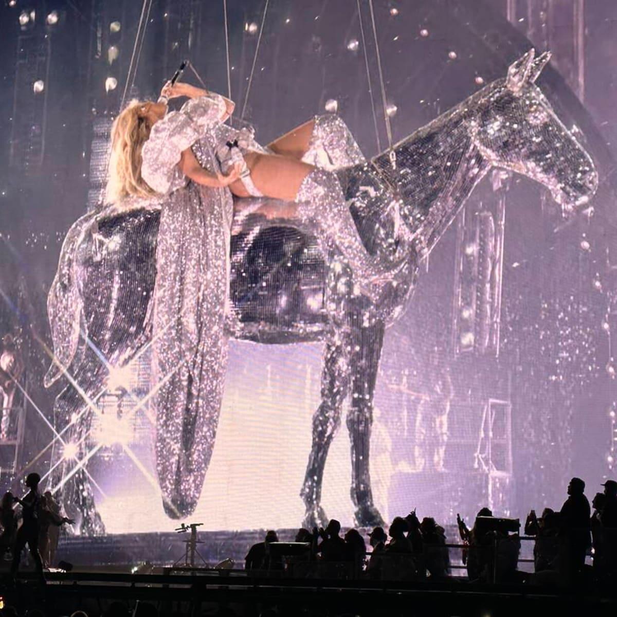 beyonce renaissance tour wearing jacquemus in las vegas