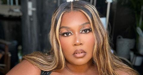 mirror selfie of lizzo