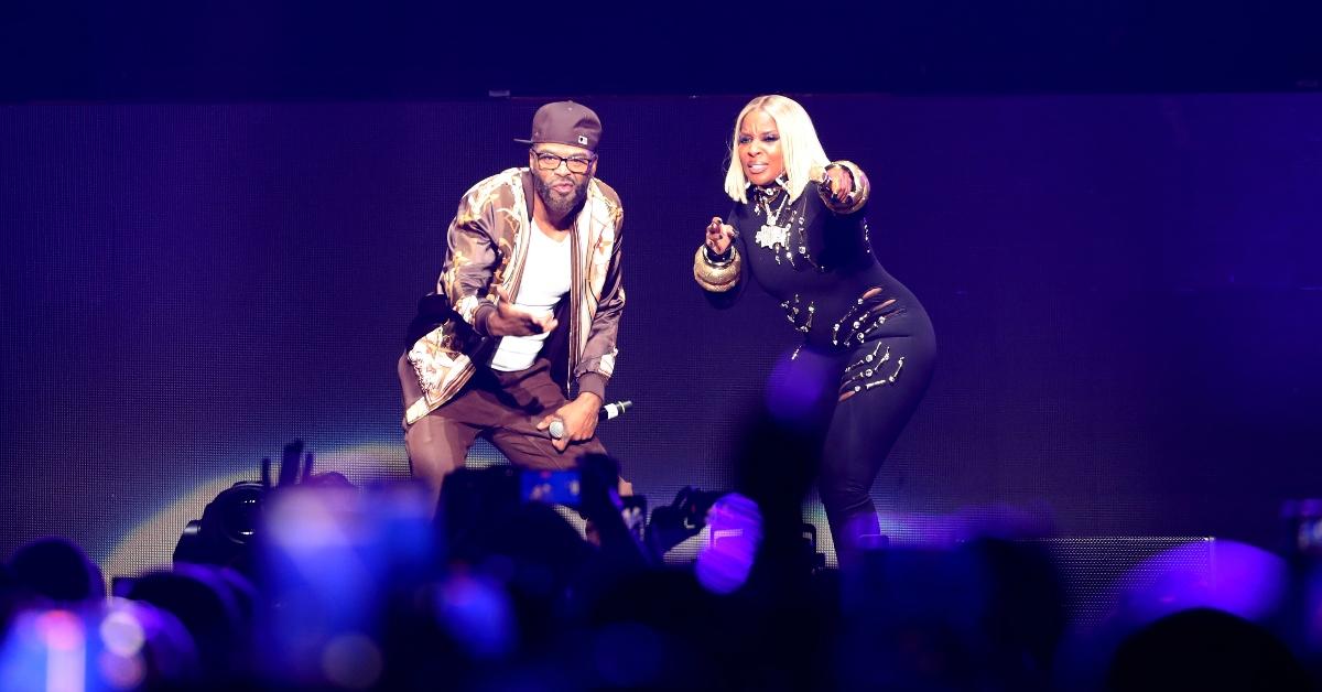 Method Man and Mary J Blige on stage holding their mic towards the crowd.