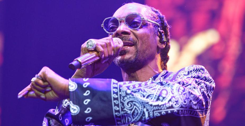 snoop dogg performs