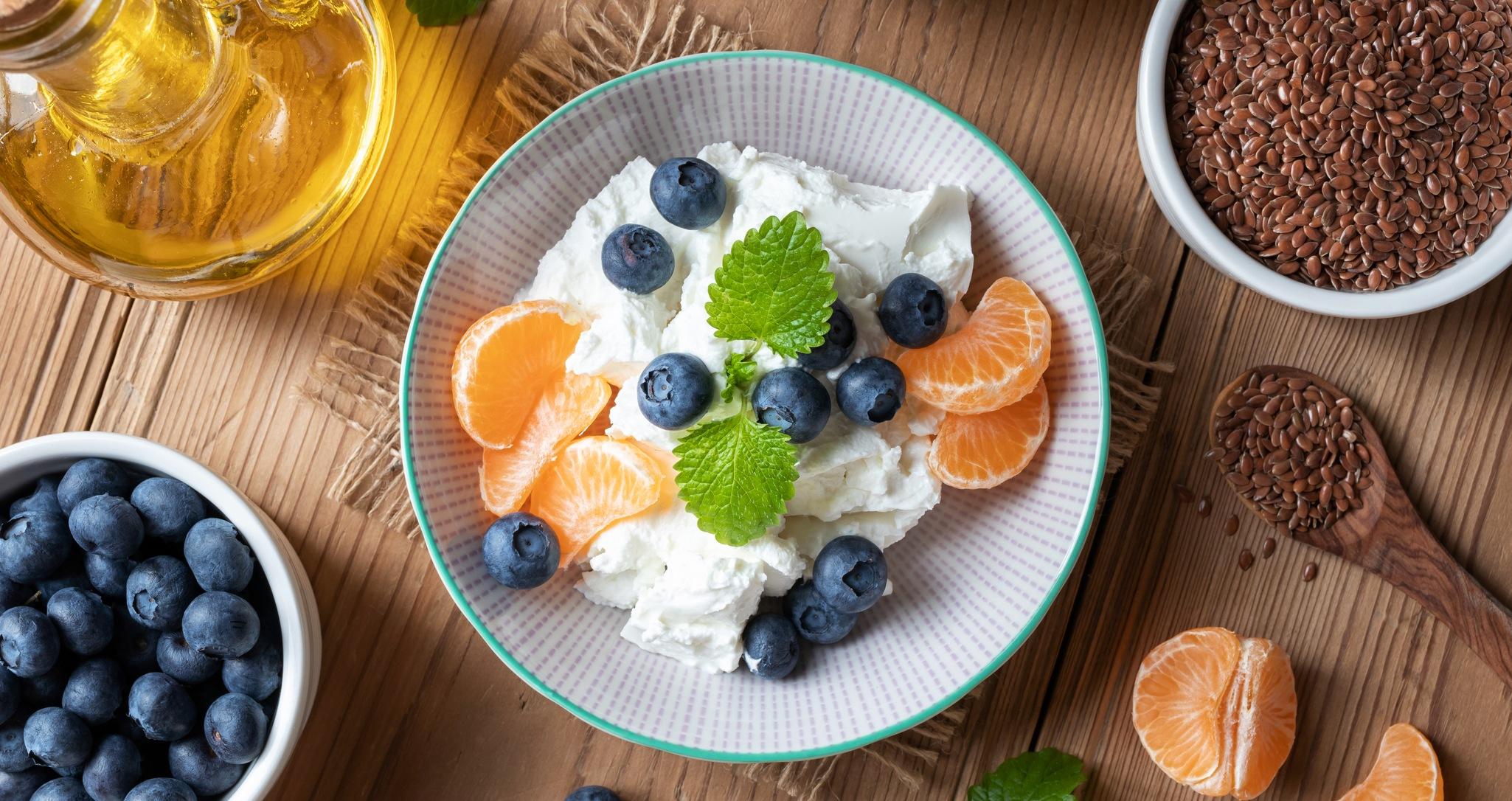 cottage cheese and flax seed oil with fresh fruit