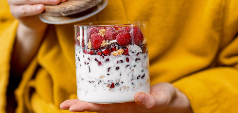 woman eating healthy breakfast oatmeal