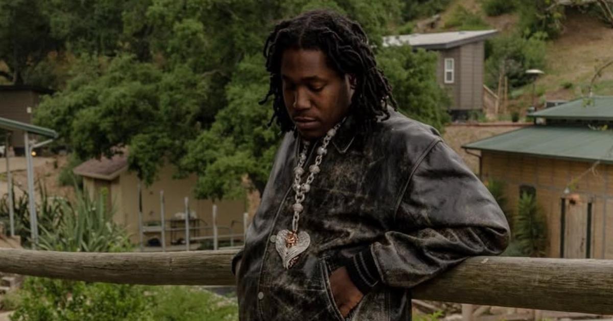 Don Toliver posing outside