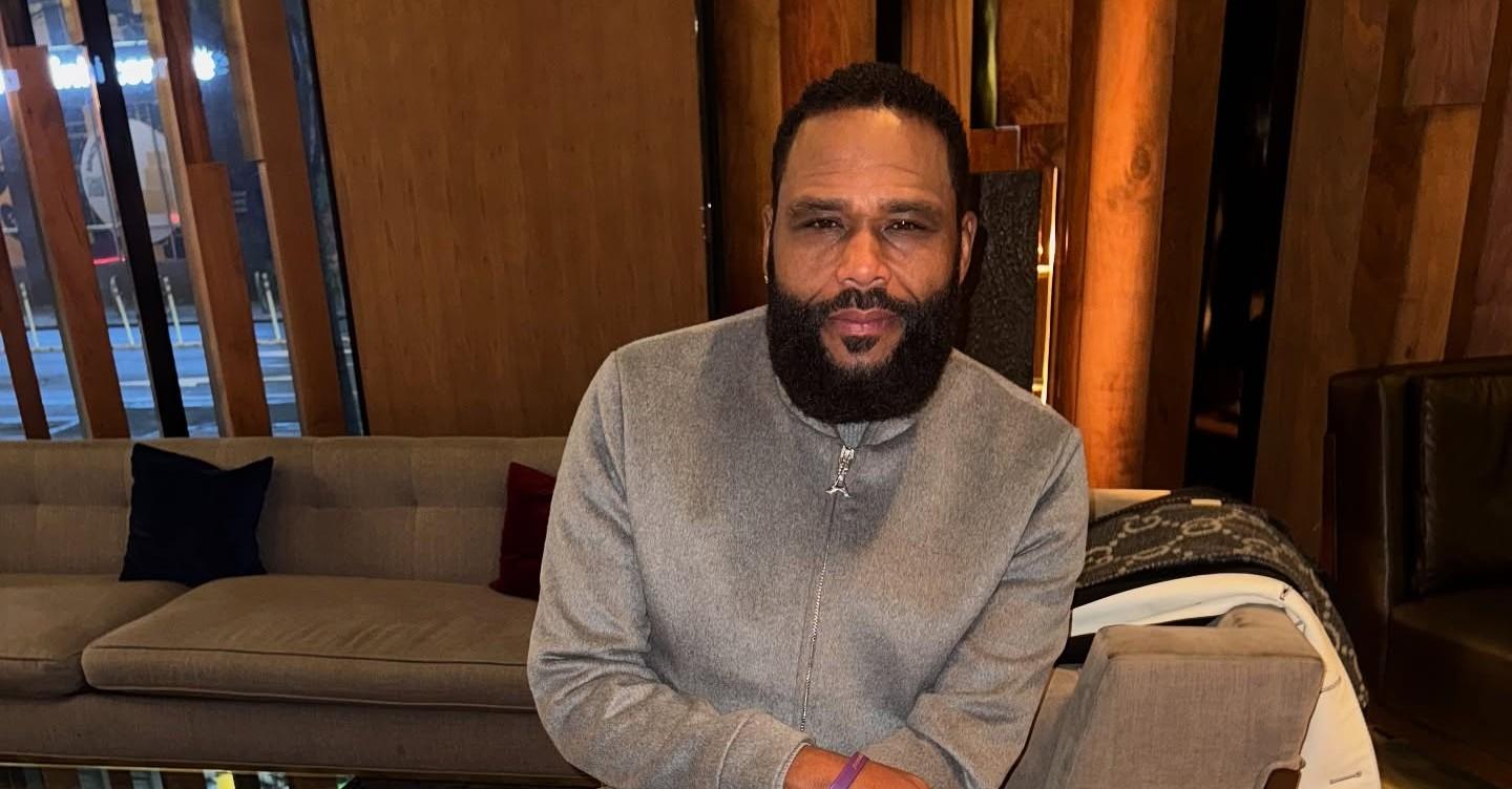Anthony Anderson wears a gray tracksuit. 