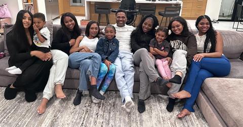 Mike epps poses with his seven children.