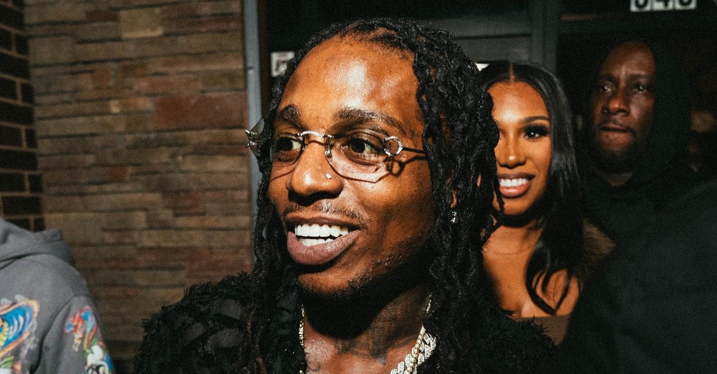 Jacquees and Deiondra Sanders enter a nightclub.l