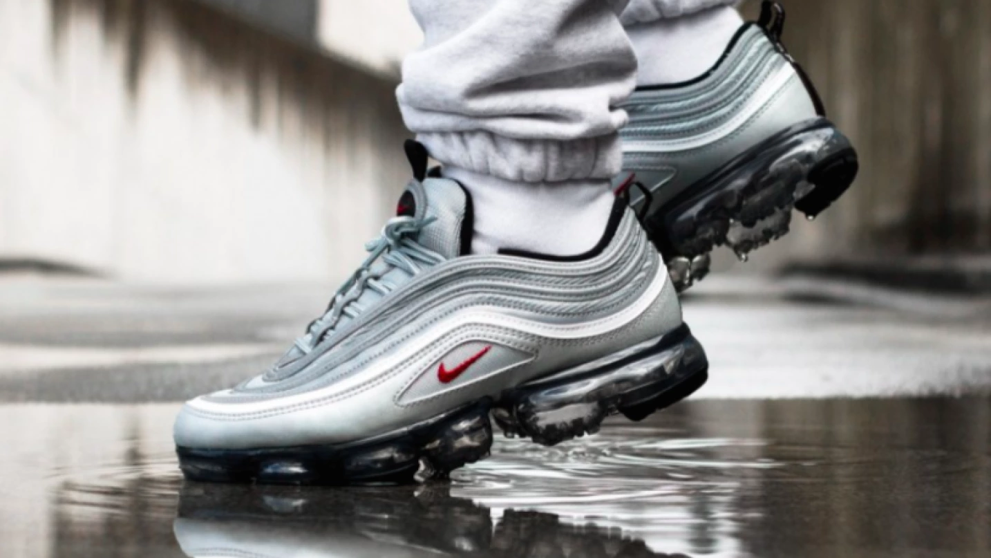 スニーカー Nike Air Vapormax 97 silver bullet 26 A Twist on a Classic: Nike Air VaporMax 97 Silver Bullet